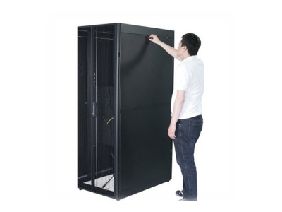APC : EASY RACK 600MM/42U/1000MM avec ROOF SIDE PANEL CASTORS FEET et