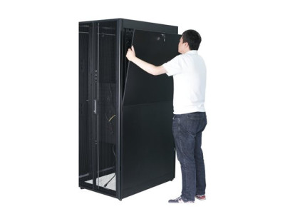 APC : EASY RACK 600MM/42U/1200MM avec ROOF SIDE PANEL CASTORS FEET et