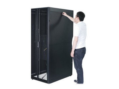 APC : EASY RACK 600MM/42U/1200MM avec ROOF SIDE PANEL CASTORS FEET et
