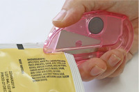 NT Mini cutter/ouvre sachet iO-100PB, couleurs assorties NT Mini cutter/ouvre sachet iO-100PB, couleurs assorties