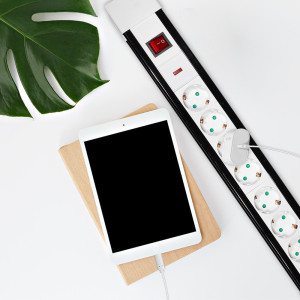 Multiprise 8 prises LogiLink avec interrupteur, blanc/noir