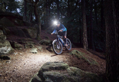 FISCHER Lampe LED de casque de vélo rechargeable H1600