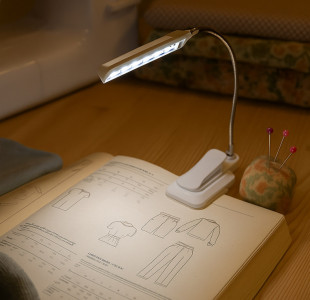 KLEIBER Mini Lampe à pince LED, à piles, blanc