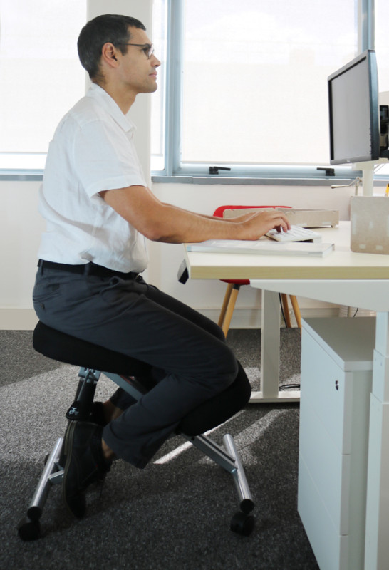 Tabouret ergonomique de bureau avec soutien de genoux et poignées latérales