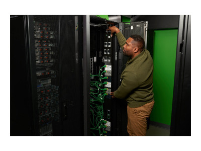 APC : NETSHELTER RACK PDU ADVANCED SWITCHED METERED OUTLET 17.3KW 3