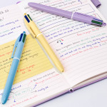 BIC Stylo à bille rétractable 4 Colours Pastel, carton de 12