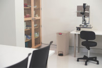 Rubbermaid Collecteur à pédale Slim Jim, 50 litres, beige Rubbermaid Collecteur à pédale Slim Jim, 50 litres, beige