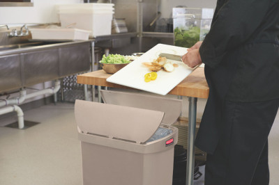 Rubbermaid Collecteur à pédale Slim Jim, 68 litres, beige