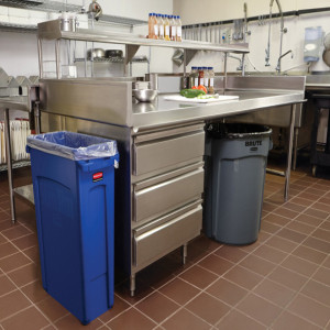 Restposten: Rubbermaid Container BRUTE 75,7 Liter, PP, grau