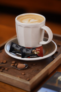 HELLMA Amandes enrobées de cacao, dans un carton