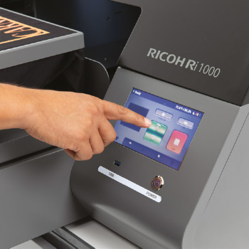 La Ricoh RI1000 possède un écran interactif